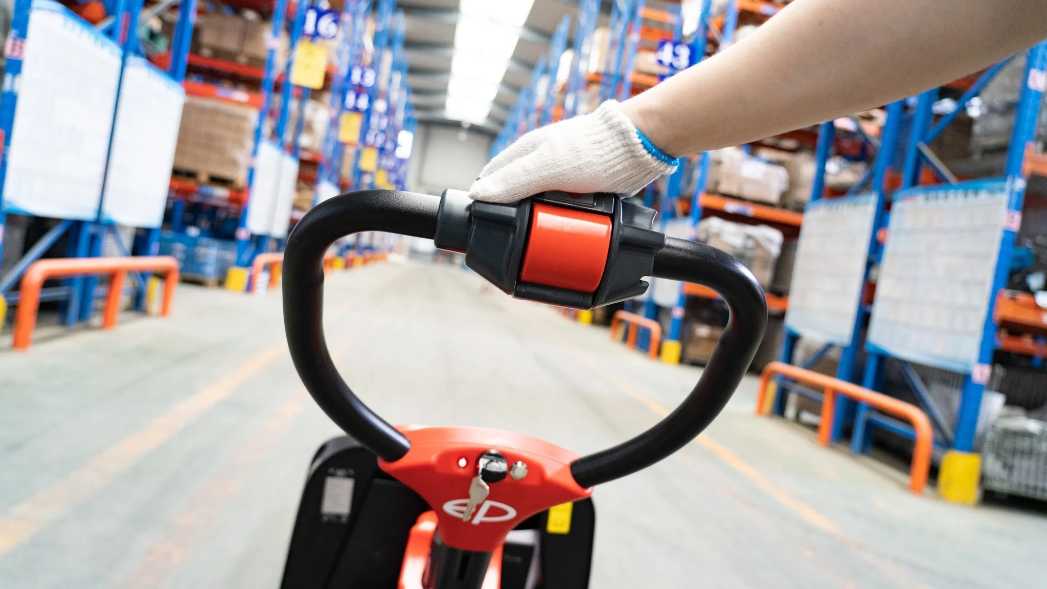 EP Equipment F4-FC elektrische palletwagen met stabilisatiewielen – 1.500 kg hefvermogen – Image 2