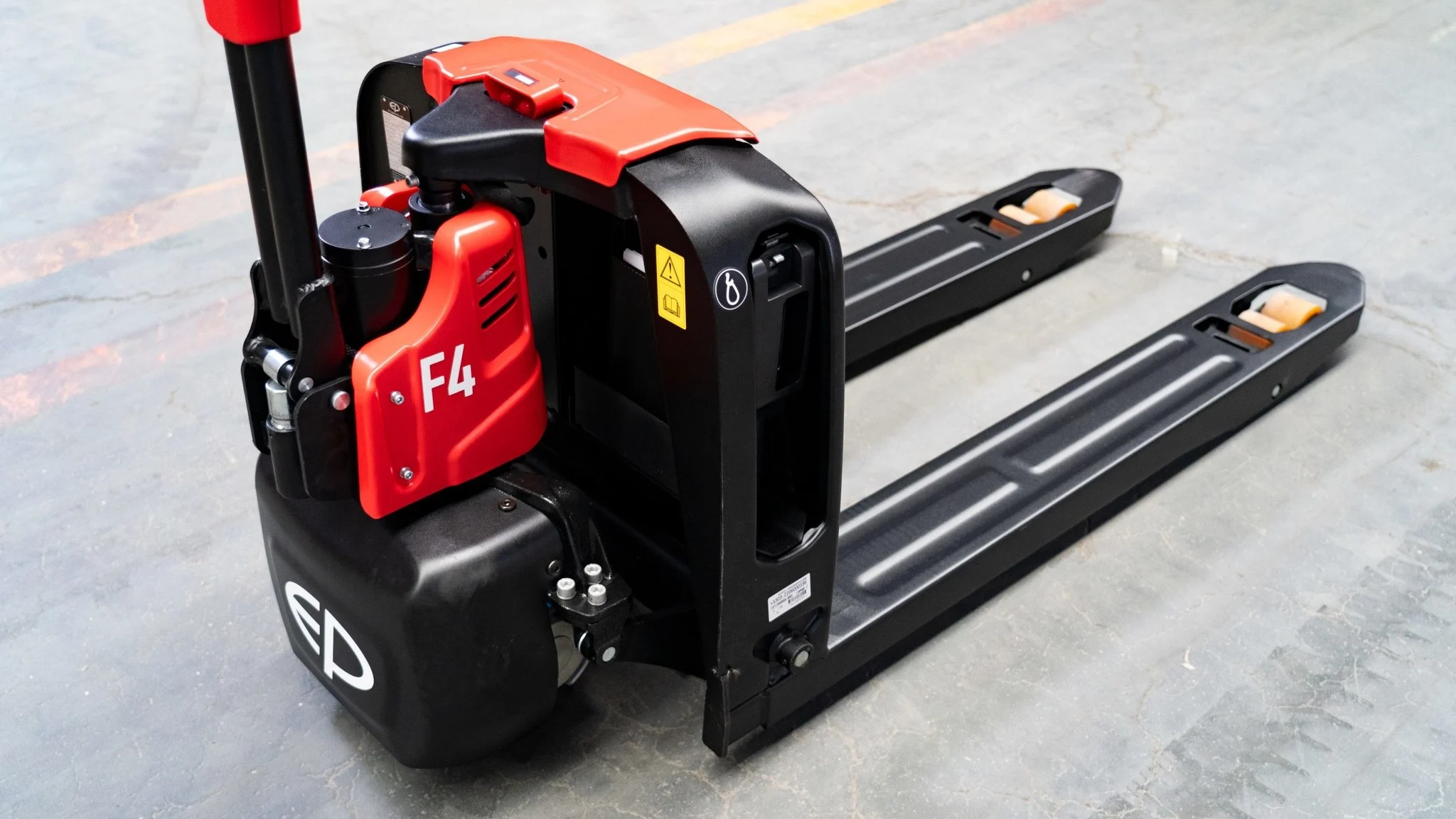 EP Equipment F4-FC elektrische palletwagen met stabilisatiewielen – 1.500 kg hefvermogen – Image 3